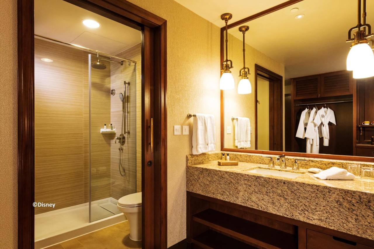 디즈니 익스플로러스 로지 호텔 홍콩 외부 사진 A bathroom in a hotel