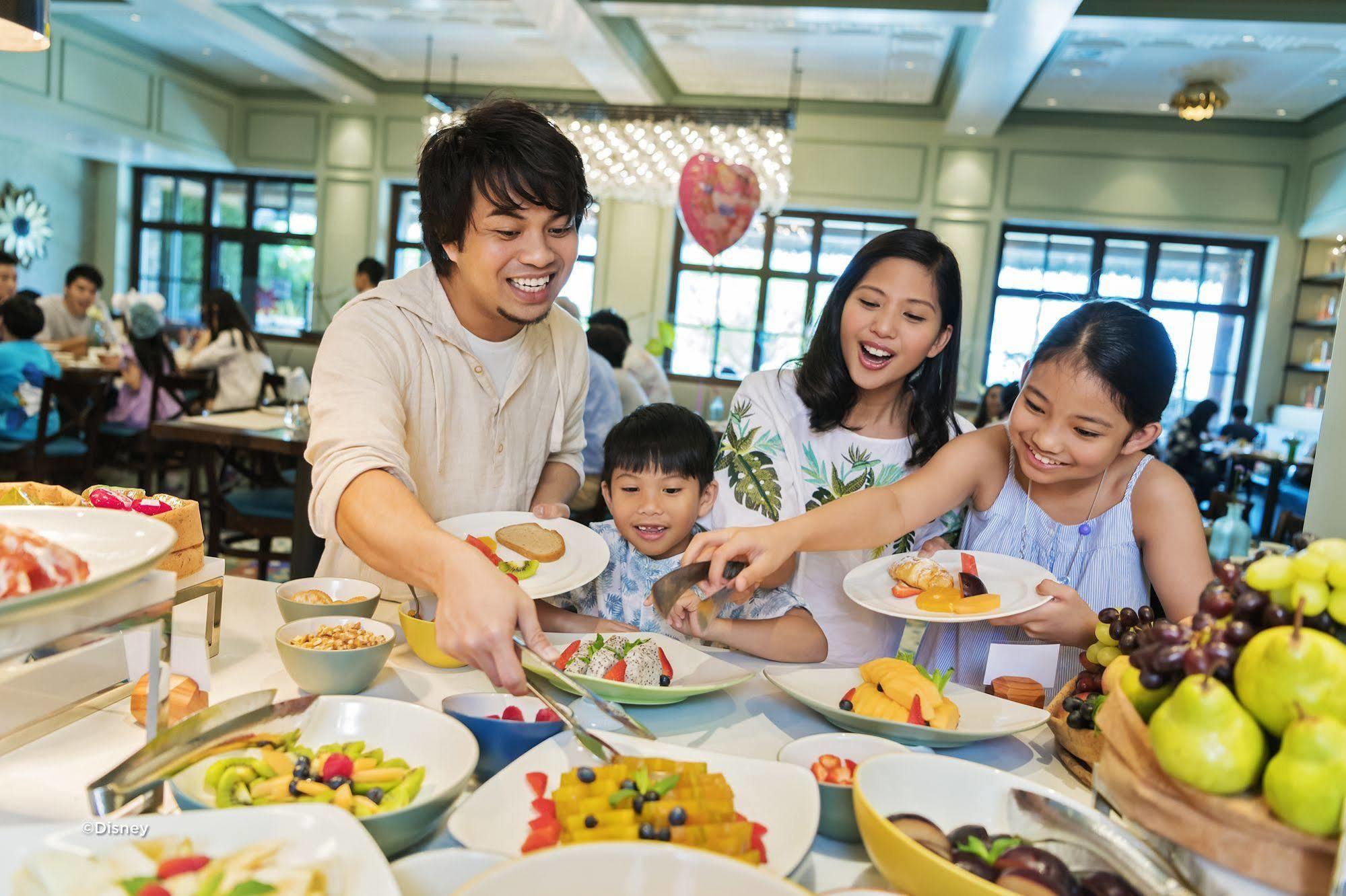 디즈니 익스플로러스 로지 호텔 홍콩 외부 사진 Family at a buffet